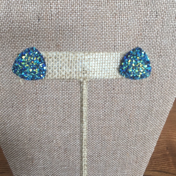 Jewelry - 🆕Rounded edges iridescent blue druzy post earring